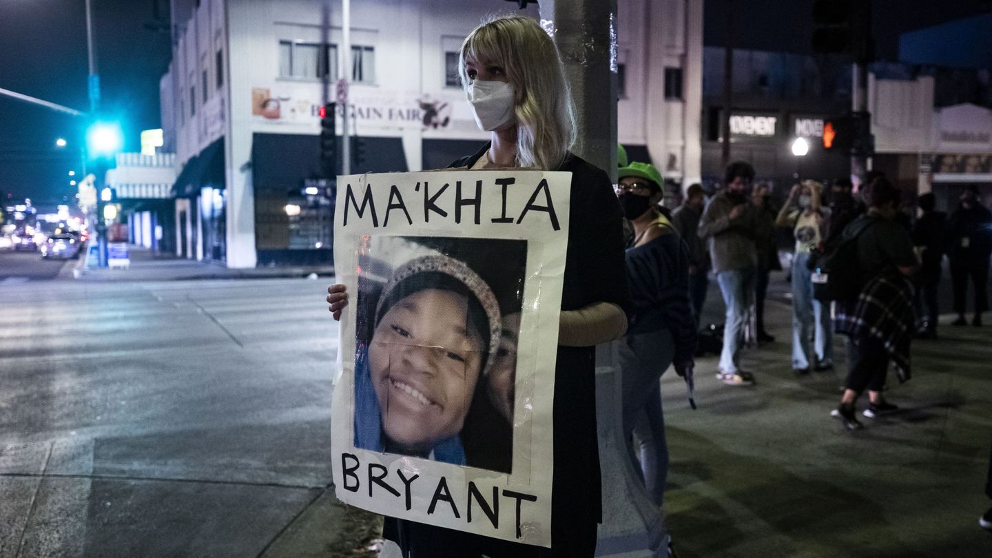 Una persona sujeta en Los Ángeles una pancarta en honor a la adolescente abatida por la policía en Columbus. (Reuters)