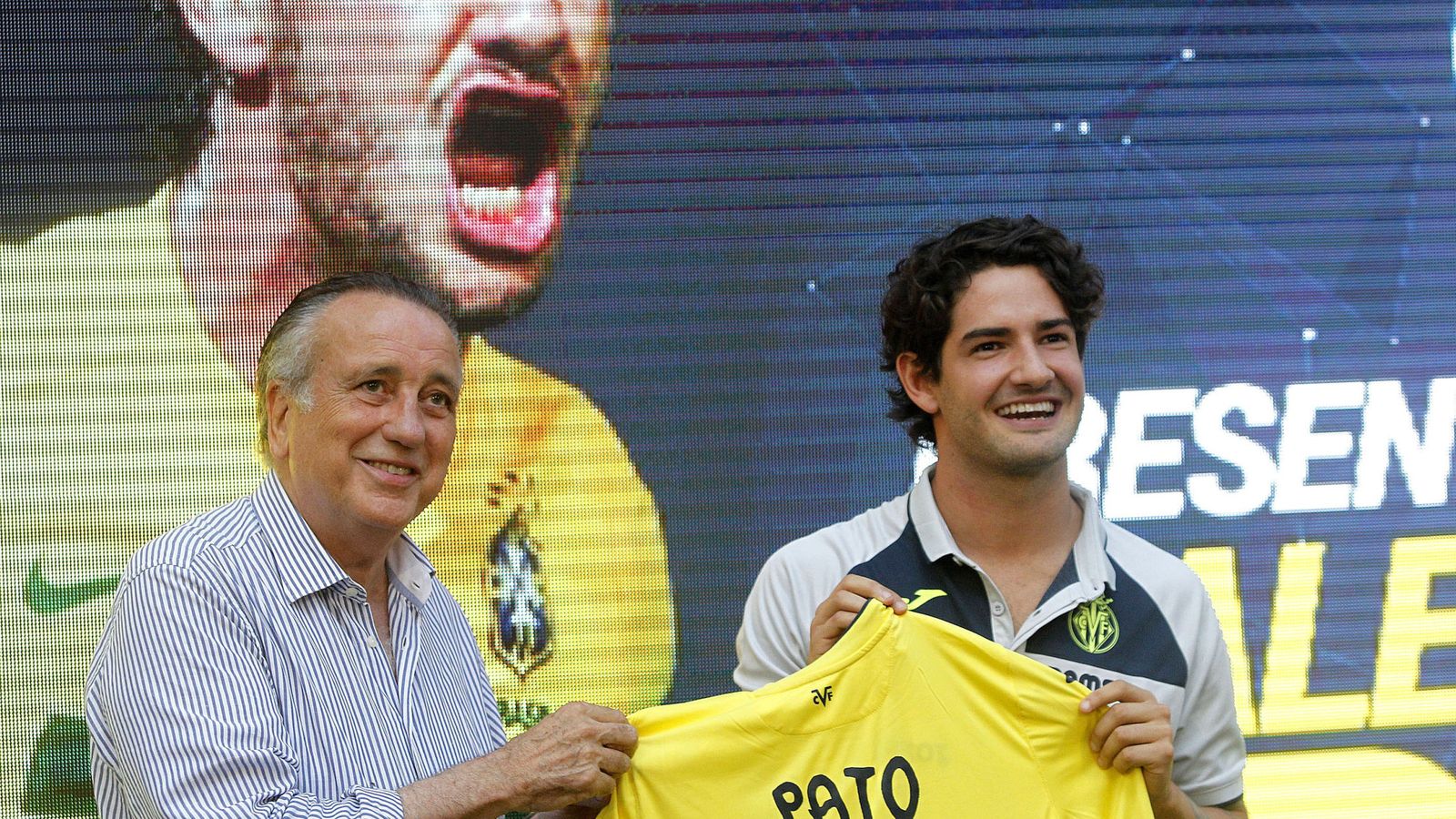 Foto: El jugador junto a fernando Roig en su presentación. (Domenech Castelló/EFE)