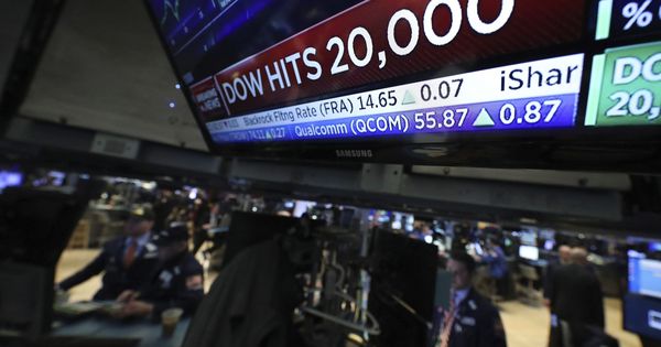Foto: Agentes de bolsa en el parqué de Nueva York el día que el Dow Jones tocó los 20.000 puntos por primera vez. (EFE)