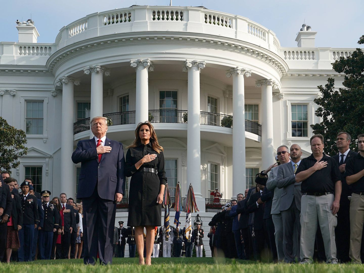  Melania y Donald Trump, frente a la residencia presidencial. (Getty)