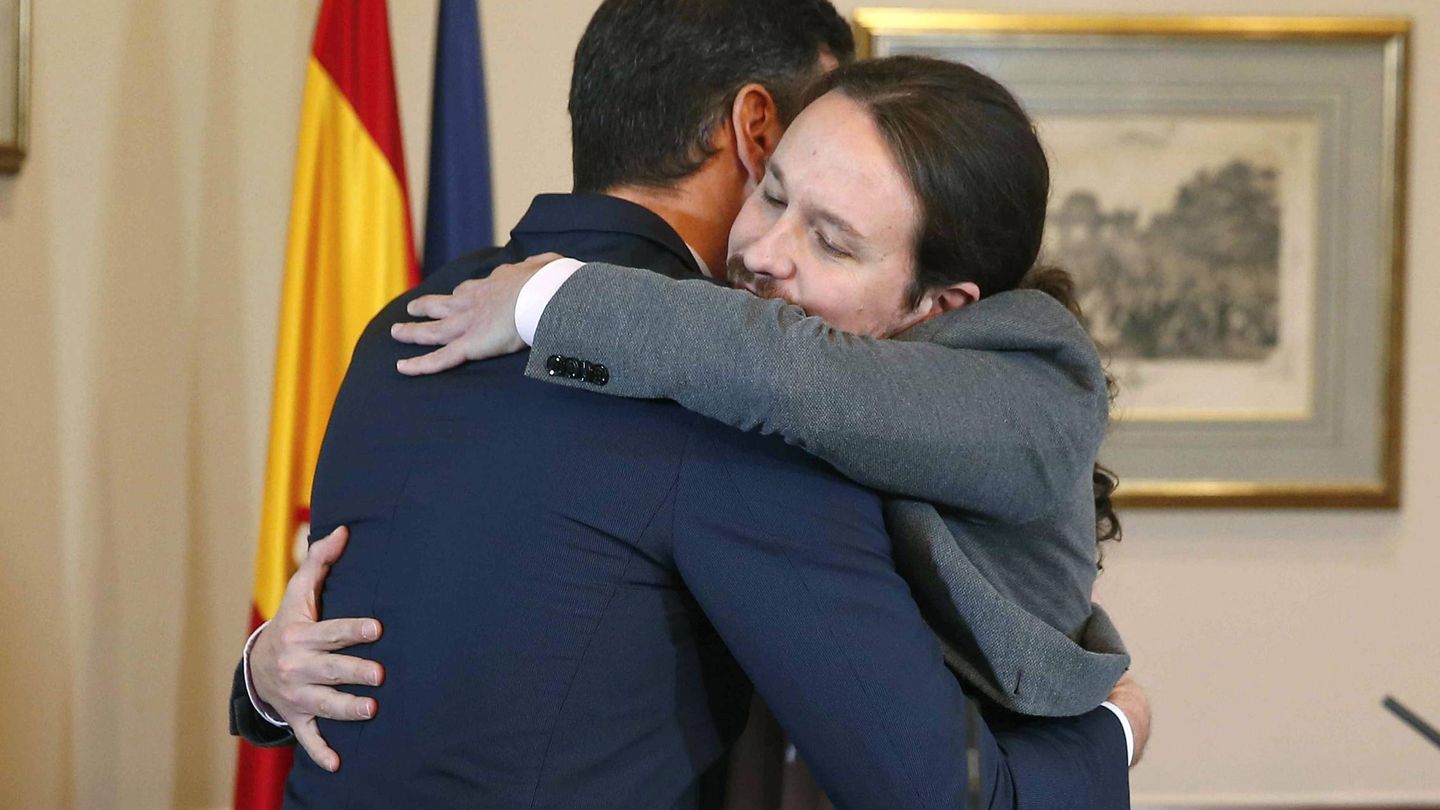 Pablo Iglesias y Pedro Sánchez tras firmar el acuerdo