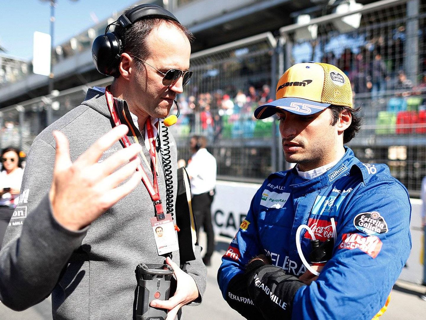 Sainz, charlando con su ingeniero antes del GP de AzerbaIyán la temporada pasada. (EFE)