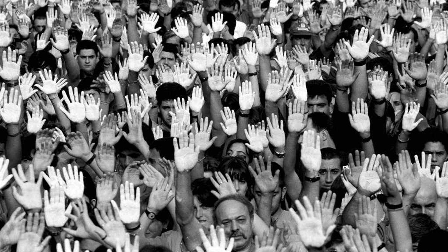 Numerosas personas muestran manos blancas para exigir la liberación del concejal del PP. (Fundación Miguel Ángel Blanco).