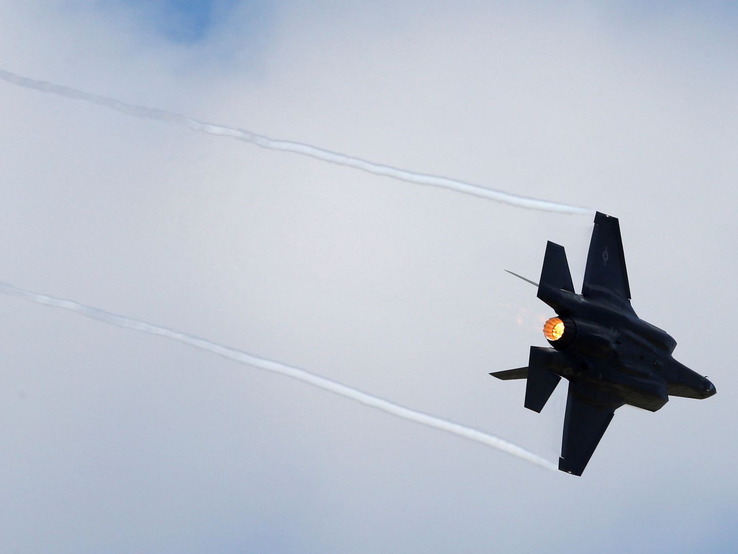 Algunos cazas militares, en la imagen un F-35, se diseñan específicamente para superar la velocidad del sonido. (Reuters)