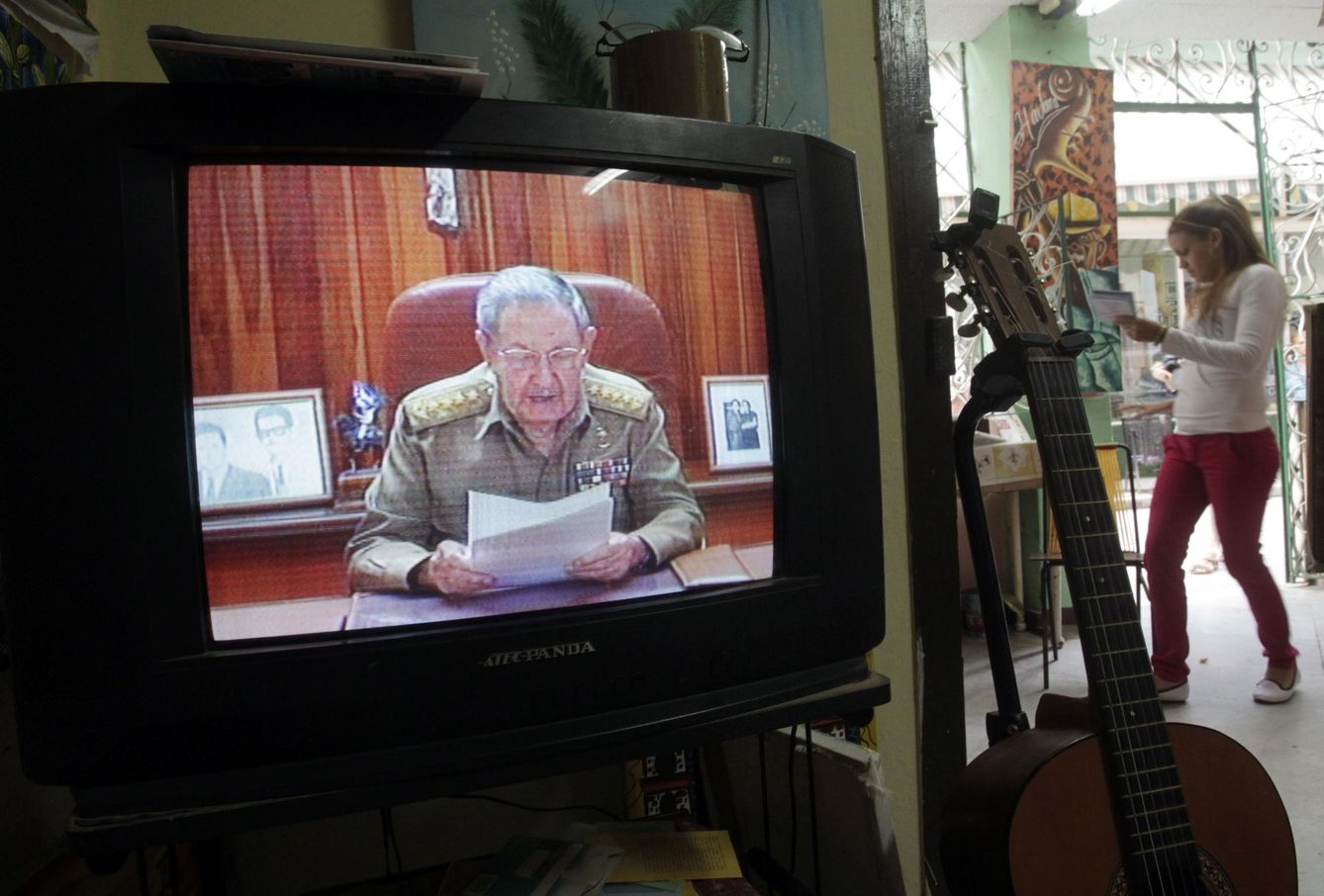 Un televisor muestra un discurso del presidente Raúl Castro en La Habana, octubre de 2014 (Reuters)