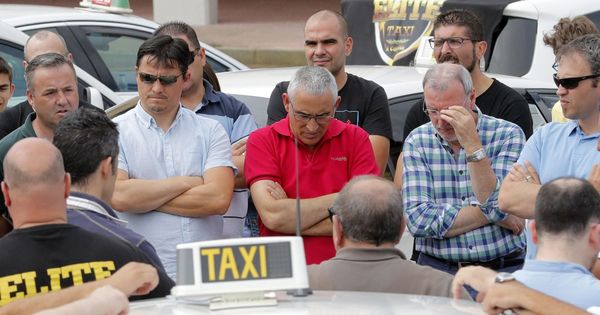 Foto: Varios taxistas de Santiago de Compostela continúan con la huelga para protestar por la situación laboral. (EFE)