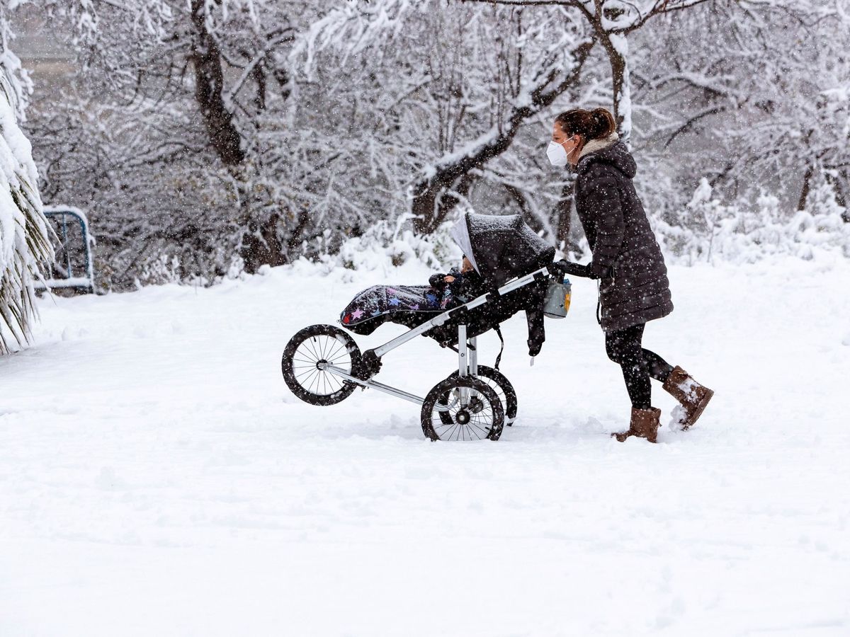 Foto: Una mujer avanza con un carrito de bebé en Zaragoza. (EFE)