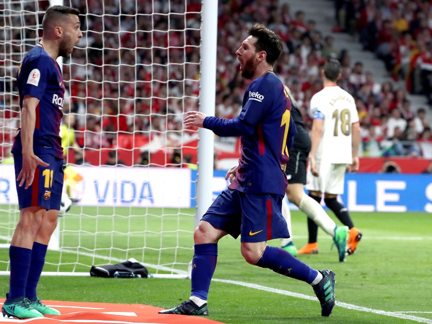 Messi corre a celebrar un gol con Jordi Alba. (Reuters)