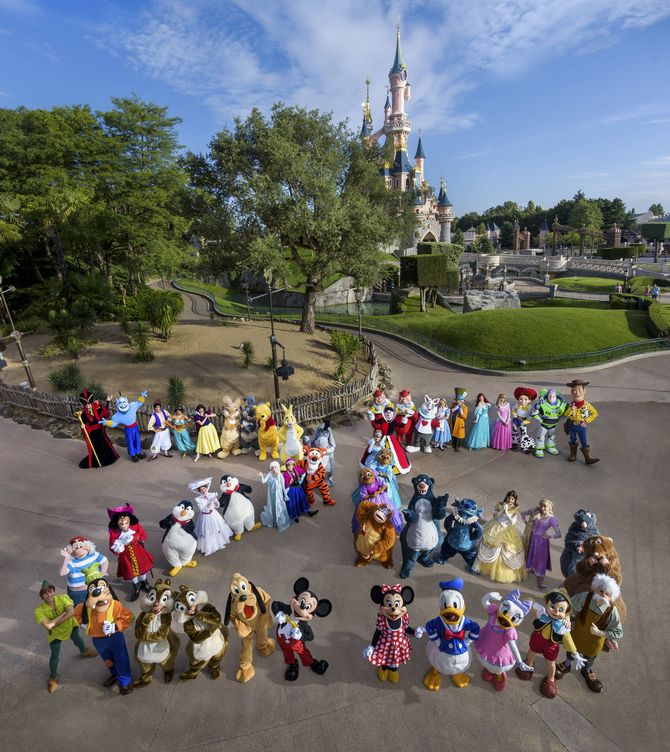 Los personajes Disney siluetean el número 25 en homenaje al cumpleaños. (Foto: Disneyland París)