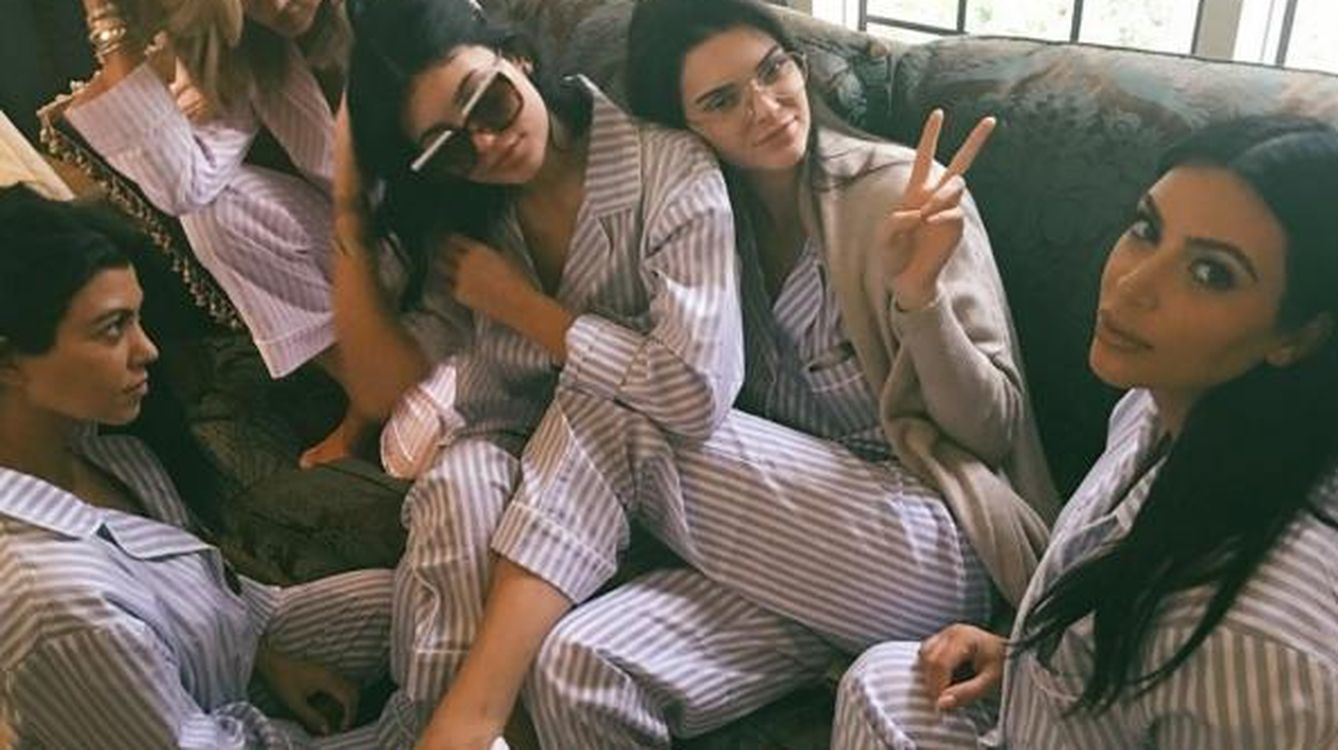 Foto: Kourtney, Khloé, Kylie, Kendall y Kim, con idénticos pijamas (Instagram)