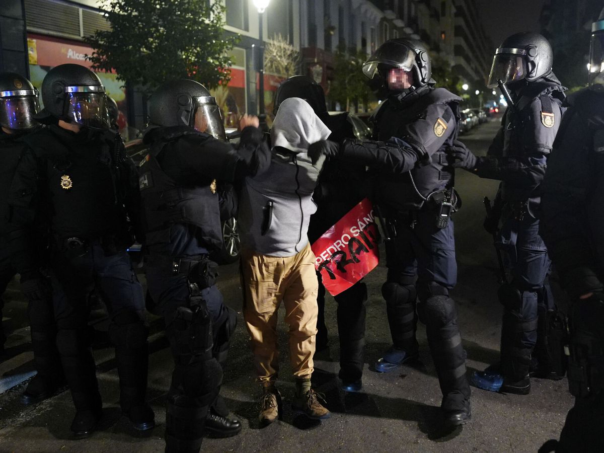 Foto: Al menos siete personas fueron detenidas tras una nueva noche de protestas en Ferraz. (EFE / Borja Sánchez-Trillo)