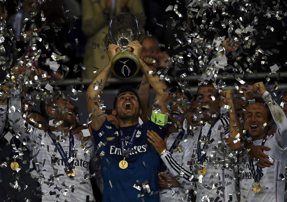 Foto: Casillas levanta el trofeo que acredita al Real Madrid como campeón de la Supercopa (Reuters)