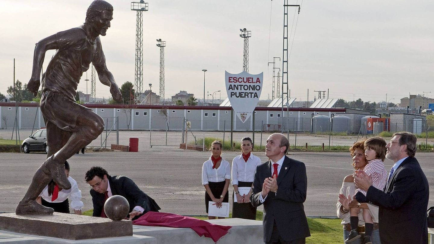 El Sevilla inauguró una estatua de Puerta. (EFE/José Manuel Vidal)
