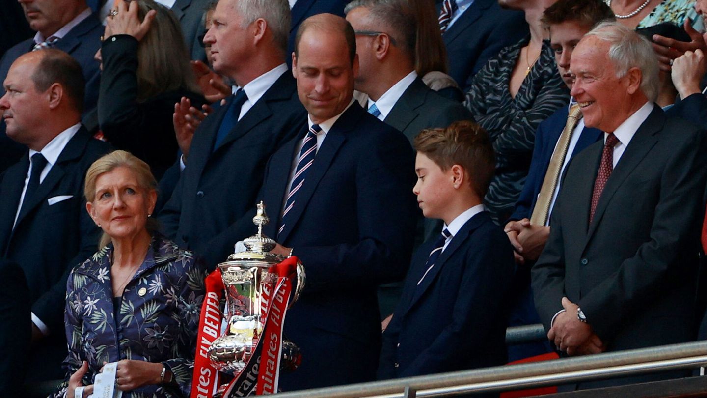 El príncipe Guillermo y el príncipe George, en el estadio de Wembley. (Reuters/Hannah Mckay)