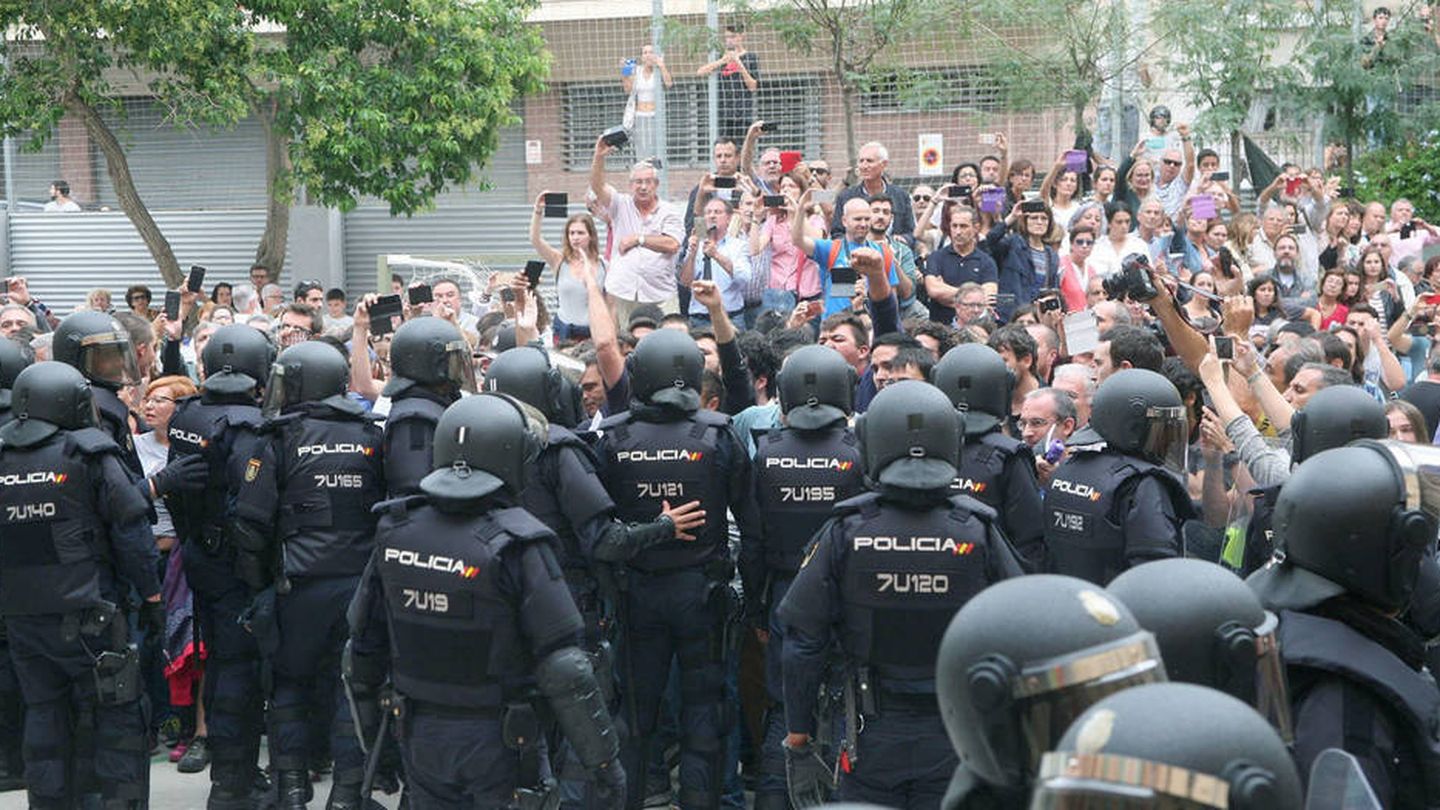 Agentes de la Policía Nacional forman un cordón policial en el IES Tarragona el 1 de octubre de 2017. (EFE)