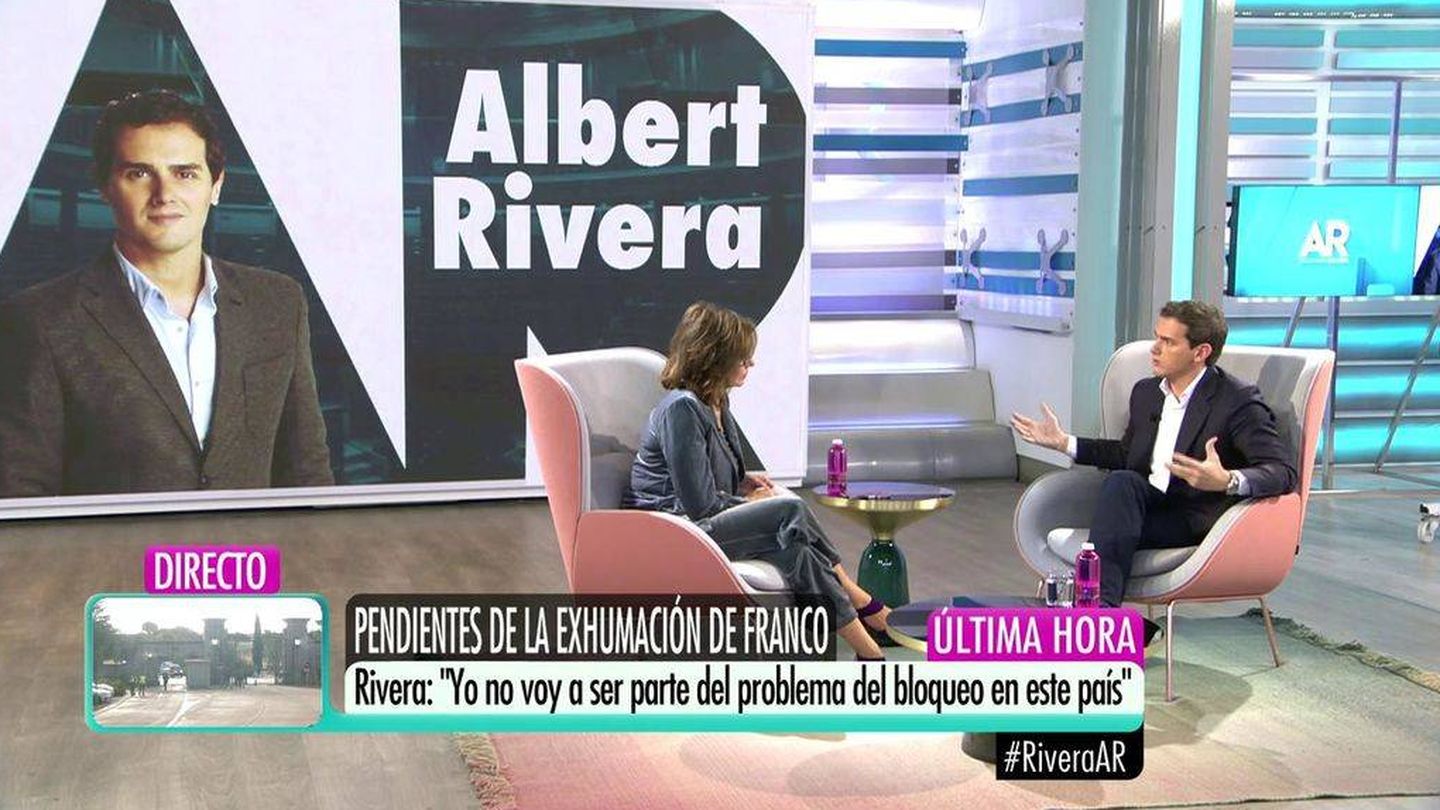 Ana Rosa, entrevistando a Albert Rivera. (Mediaset)