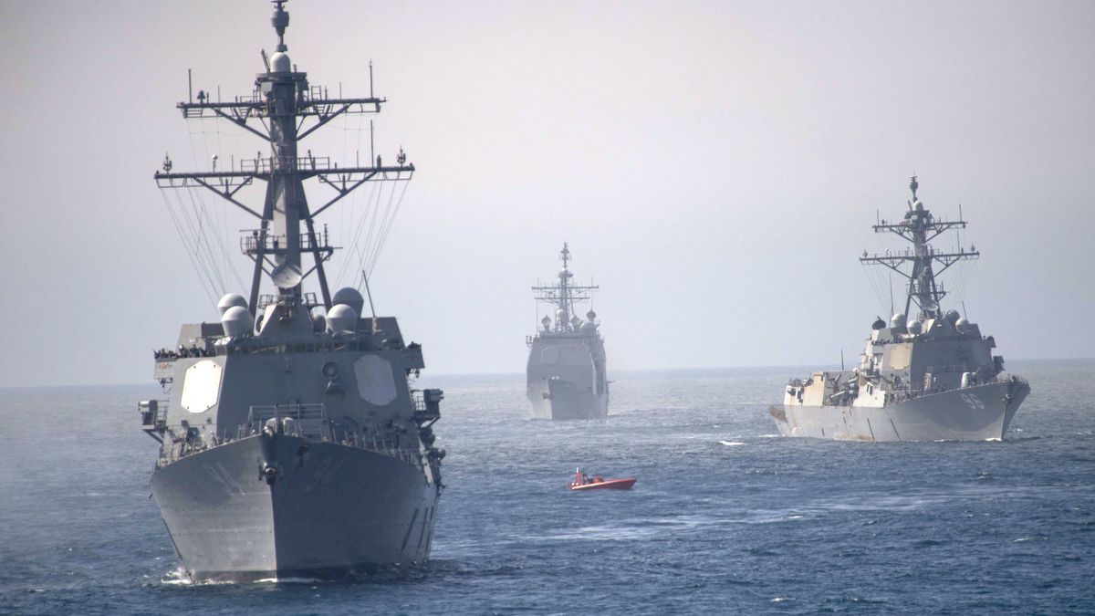 Un megaportaaviones y destructores: la flota militar de EEUU que siembra la discordia