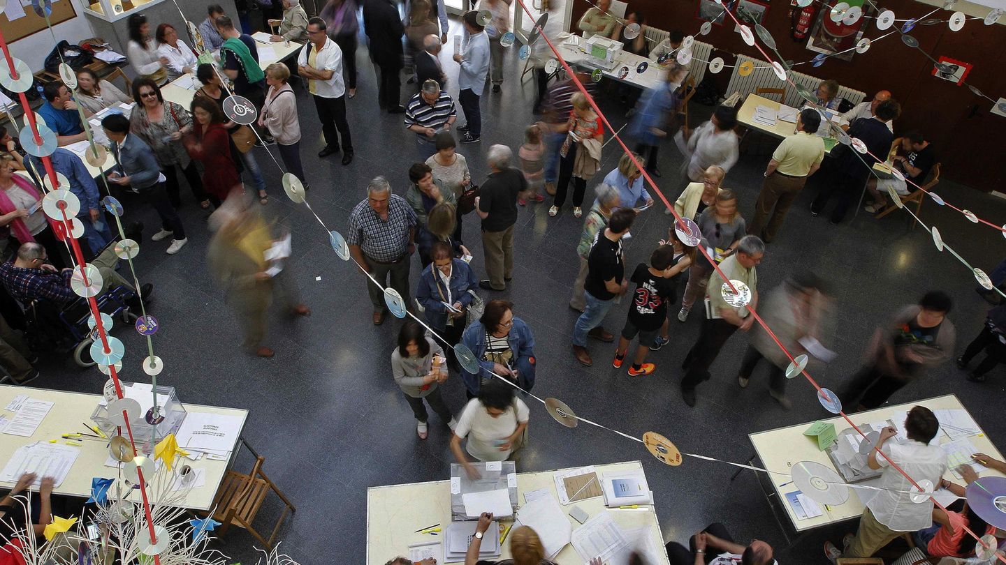 Interior de la escuela Pau Romeva de Barcelona durante una jornada electoral en 2015. (EFE)