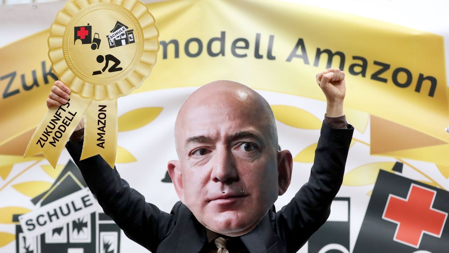 Un hombre disfrazado con una careta de Jeff Bezos se manifiesta contra las condiciones laborales de la empresa Amazon cerca del edificio de la empresa Axel Springer Verlag en Berlín. (EFE)