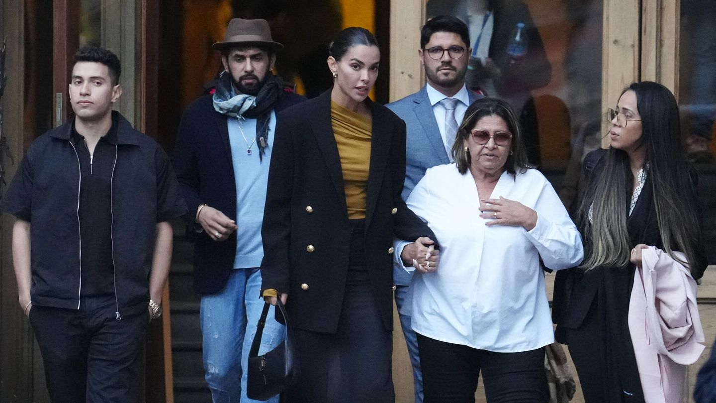 La mujer de Dani Alves, Joana Sanz, y la madre de este, Dona Lucía, salen de la Audiencia de Barcelona. (EFE/Enric Fontcuberta)