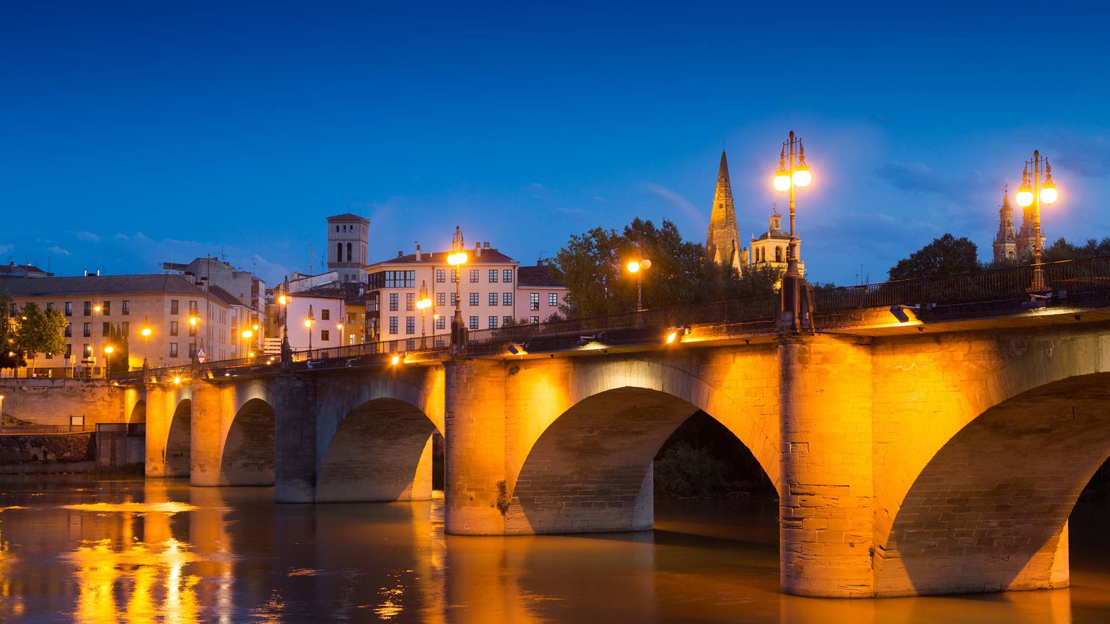 Foto: Puente sobre el río Ebro en la ciudad de Logroño. (iStock)