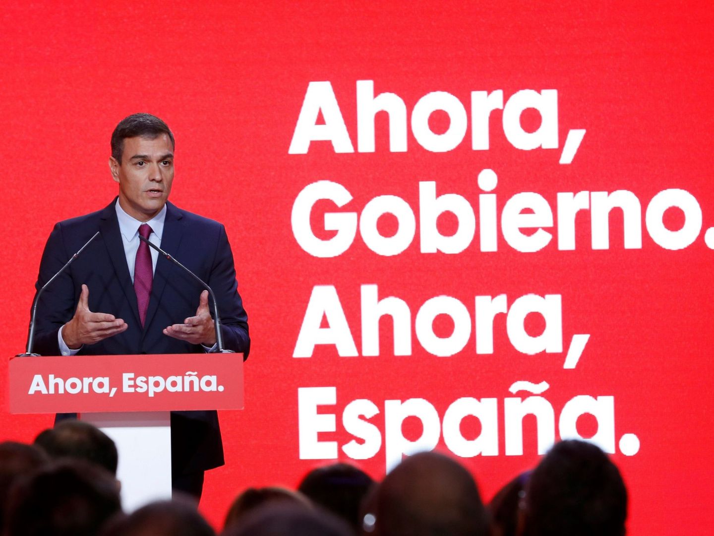 El presidente del Gobierno en funciones, Pedro Sánchez, con el lema del PSOE para la campaña. (EFE)