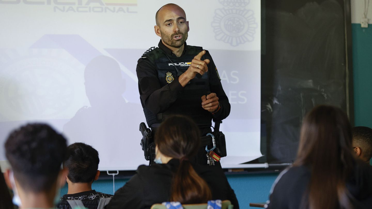 Un policía imparte una charla en un instituto de Madrid para la prevención de las bandas juveniles. (EFE/Chema Moya)