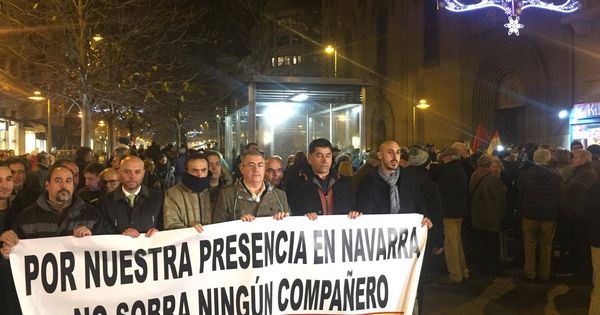Foto: Participantes en la manifestación de este martes a favor de la Guardia Civil en Pamplona, ante la pancarta que reclama la continuidad de este cuerpo en la Comunidad Foral. (E. C.)