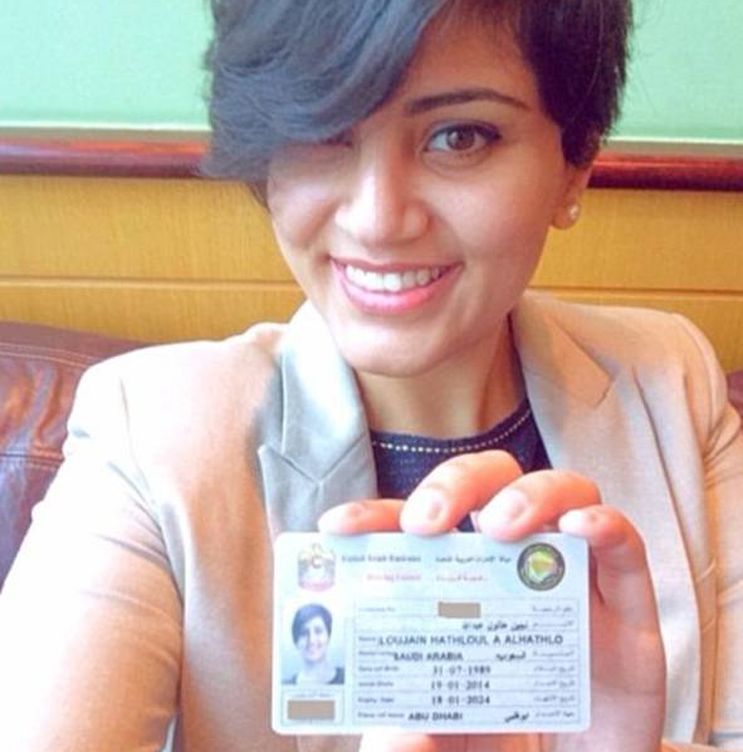 La conocida activista, Loujain al-Hahthlo, enseña su licencia de conducir.