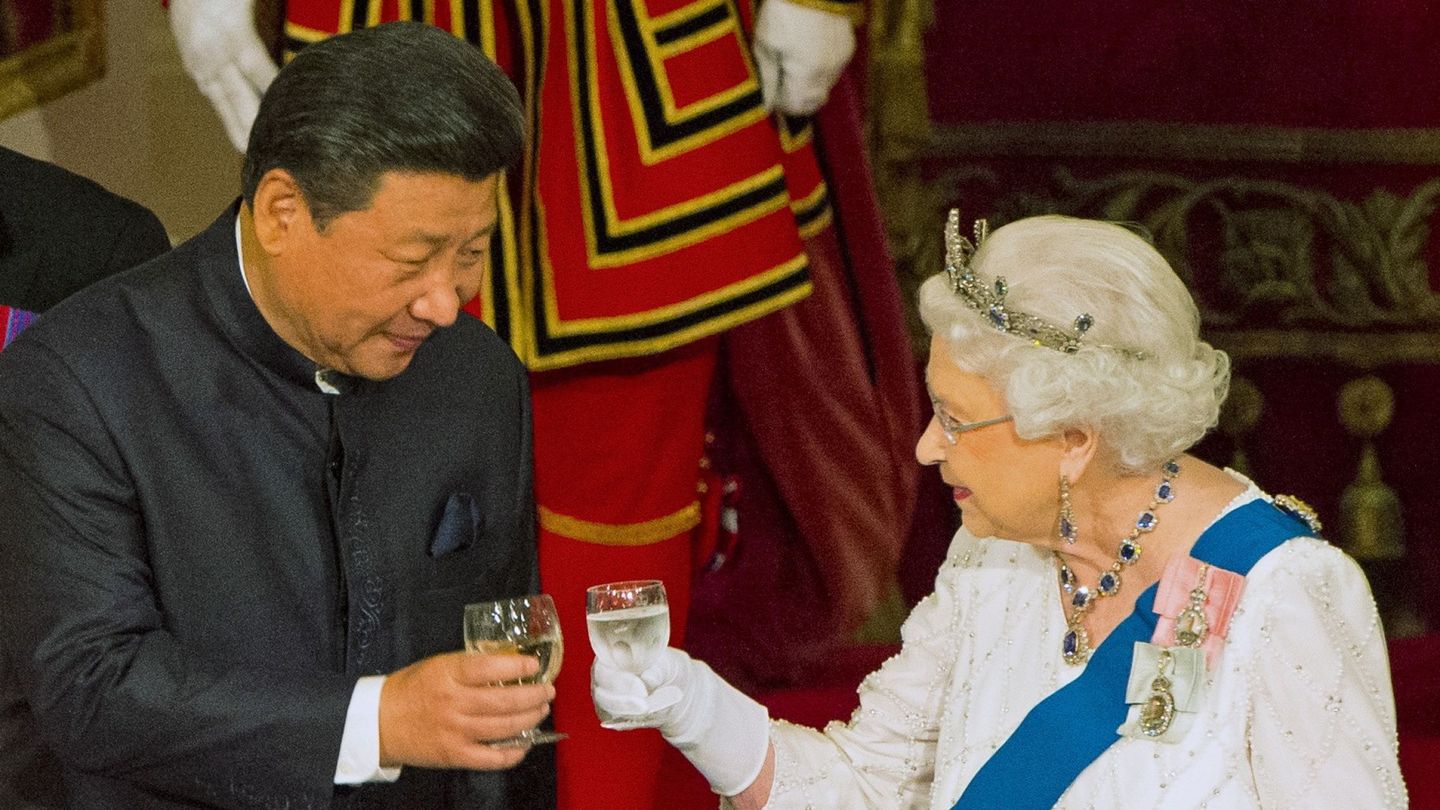 Xi Jinping, en un banquete con Isabel II en 2015. (Reuters/Dominic Lipinski)