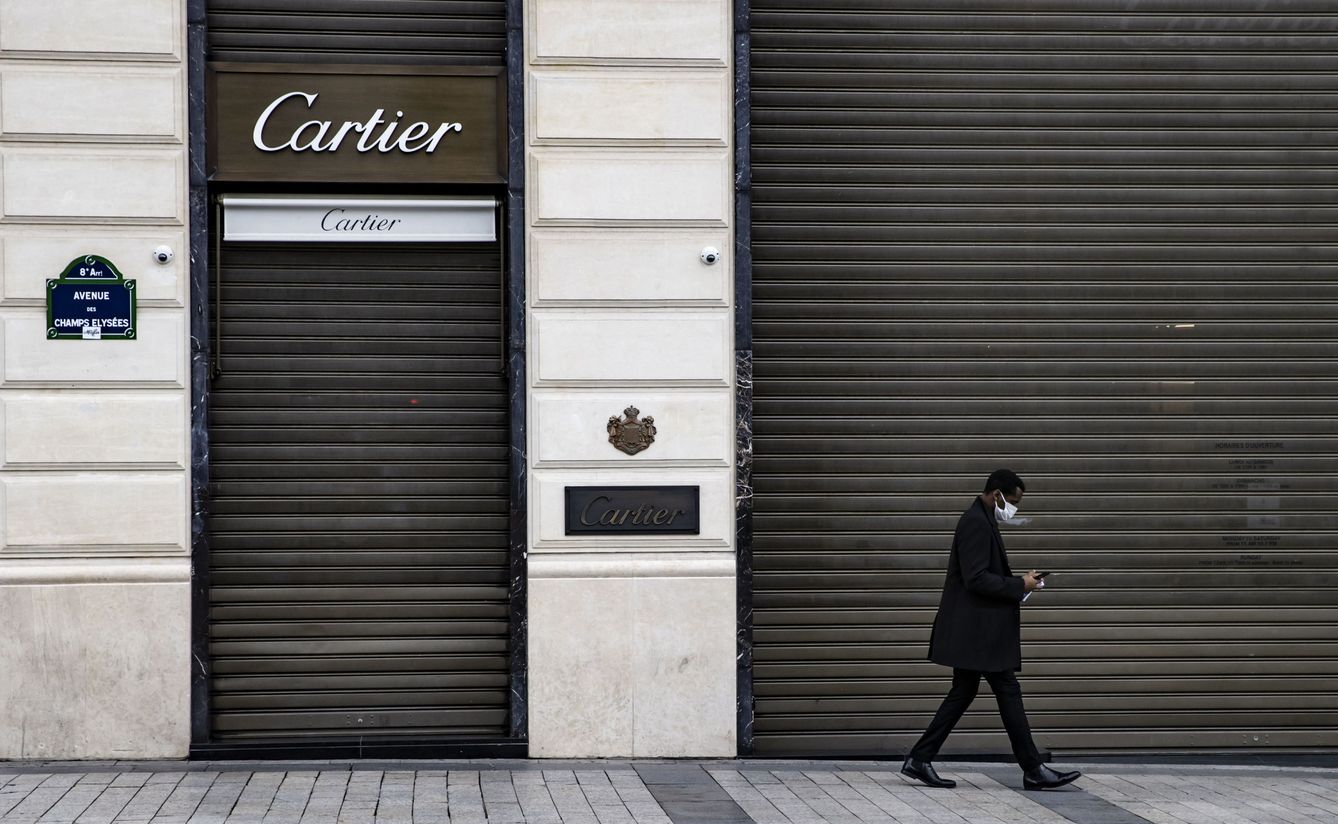 Una tienda de Cartier, cerrada en París durante el confinamiento. (EFE)
