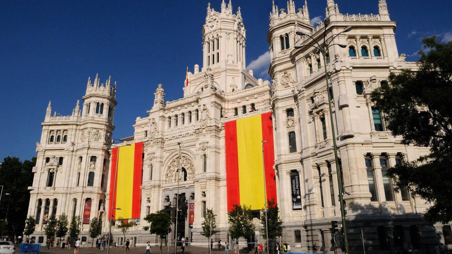 Ayuntamiento de Madrid con banderas de España. (Foto: Ayuntamiento de Madrid)