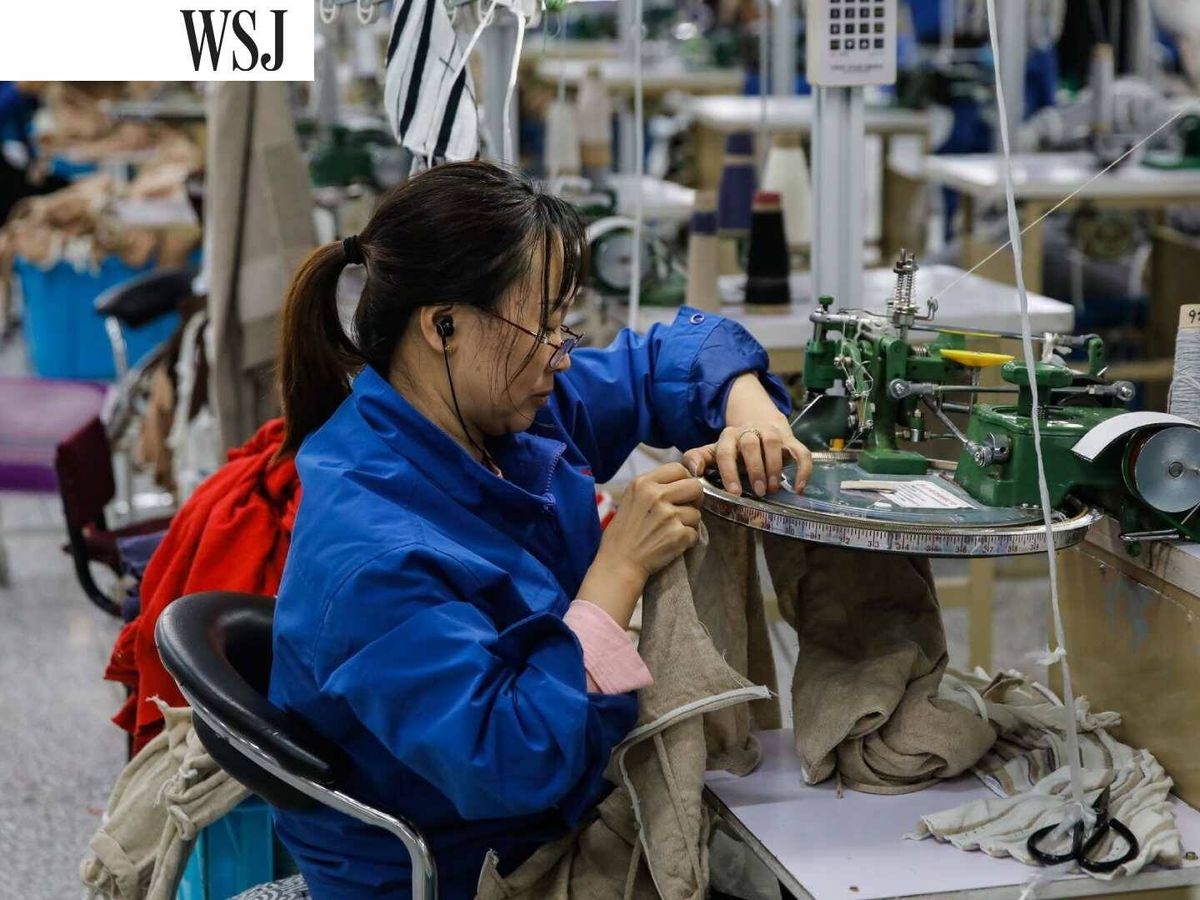 Foto: Una empleada trabaja en una fábrica textil de Ordos, en China. (EFE)