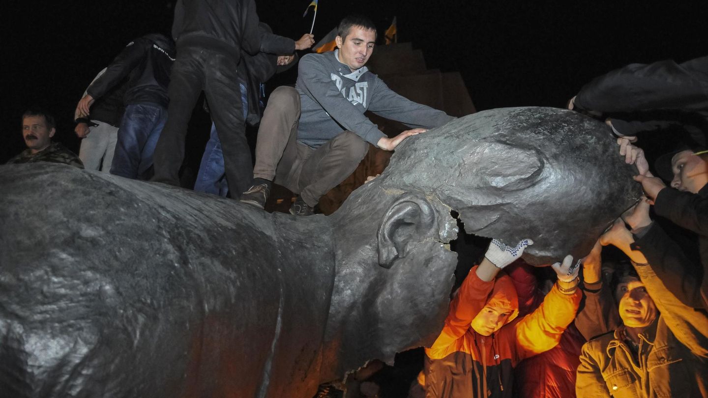 Manifestantes enfurecidos destrozan una estatua de Lenin en Kiev en 2013 después de derribarla. (Reuters/Gleb Garanich)