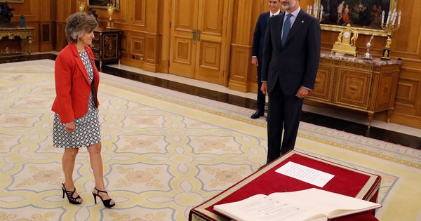 Foto: La nueva ministra de Sanidad, Consumo y Bienestar Social, María Luisa Carcedo, promete su cargo ante el Rey Felipe VI. (EFE)
