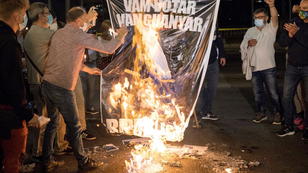 Independentistas queman fotos del Rey en la víspera de su visita a Barcelona