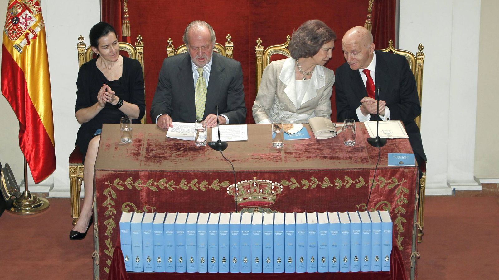 Foto: Mayo de 2011, presentación del Diccionario Biográfico Español, con los Reyes, Gonzalo Anes y la ex ministra Ángeles González-Sinde. (EFE)