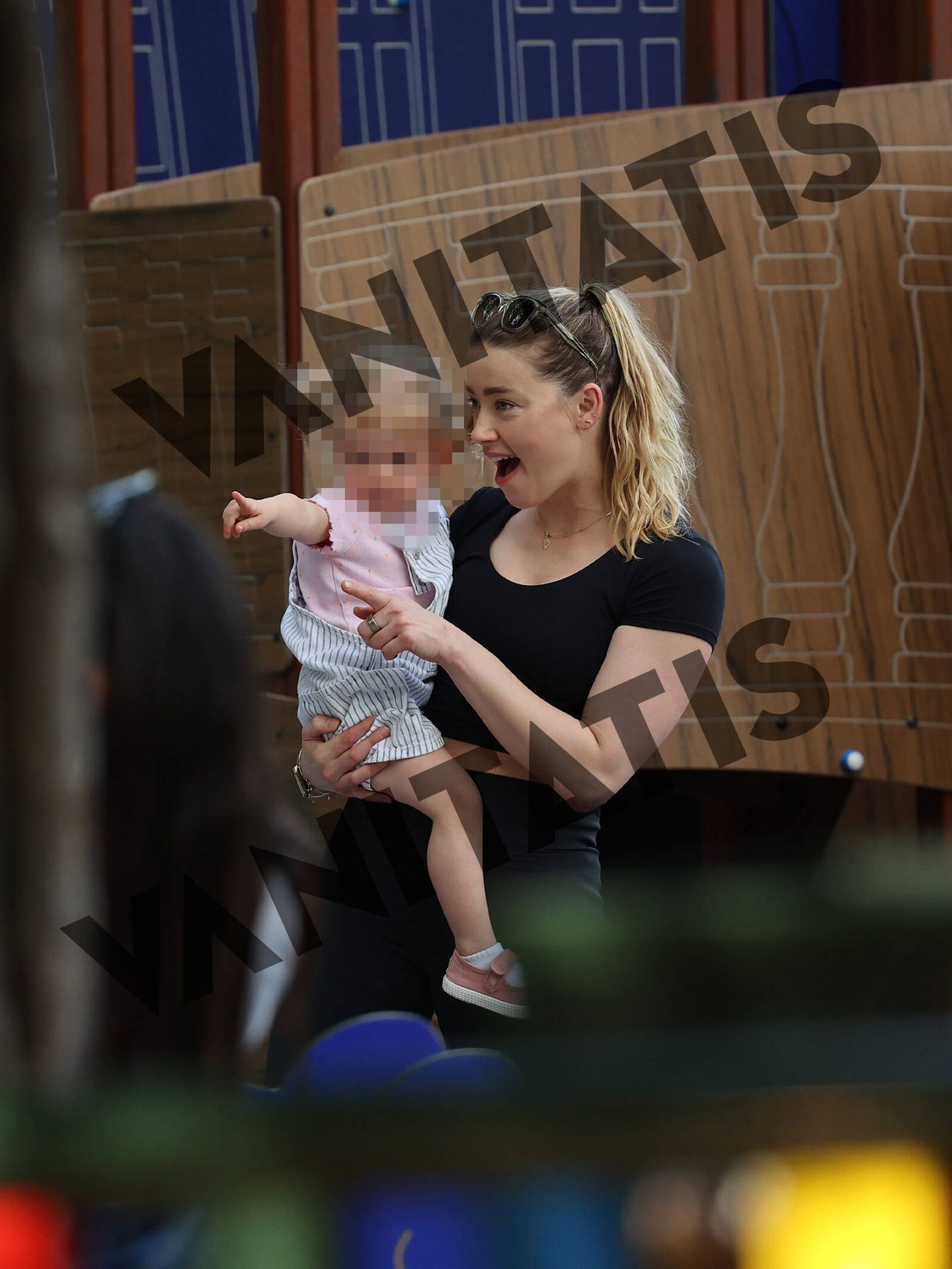 Amber Heard disfruta con su pequeña en una zona de ocio infantil en la capital. (305shock)