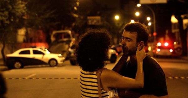 Foto: Dos personas reaccionan en la escena del asesinato de la concejala Marielle Franco en Río de Janeiro. (Reuters)