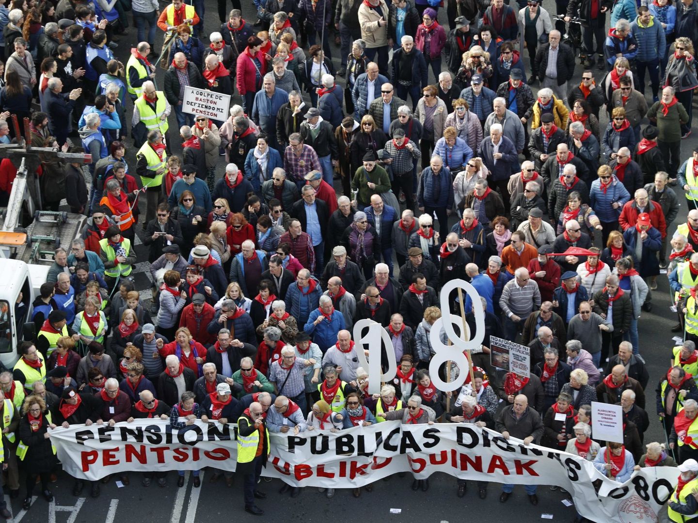 Pensionsitas, durante la manifestación este jueves en Bilbao. (EFE)