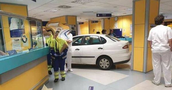 Foto: El coche, en las Urgencias del hospital. 
