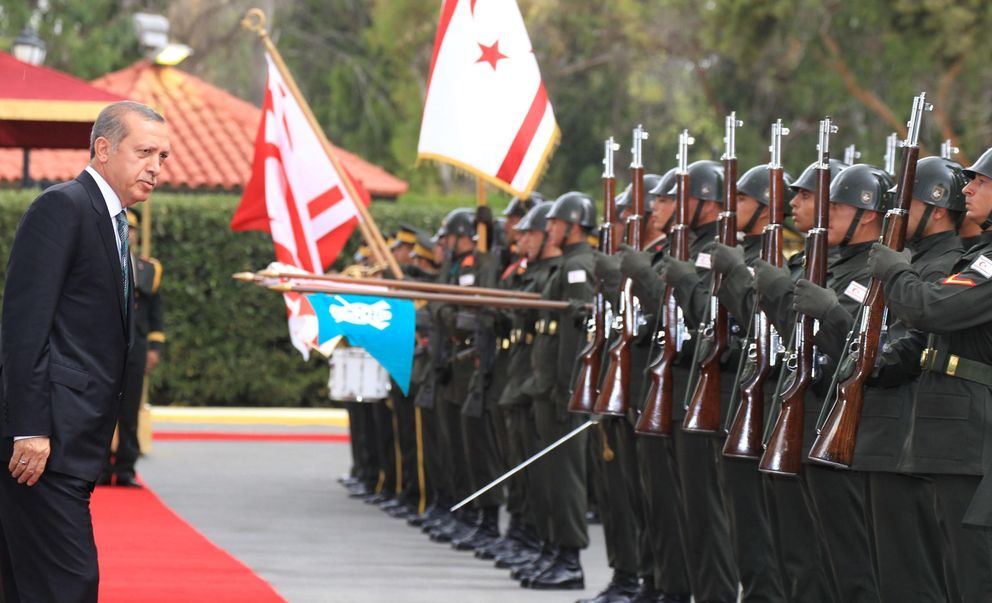 El presidente Erdogan pasa revista a la Guardia de Honor en el norte de Chipre (Reuters)