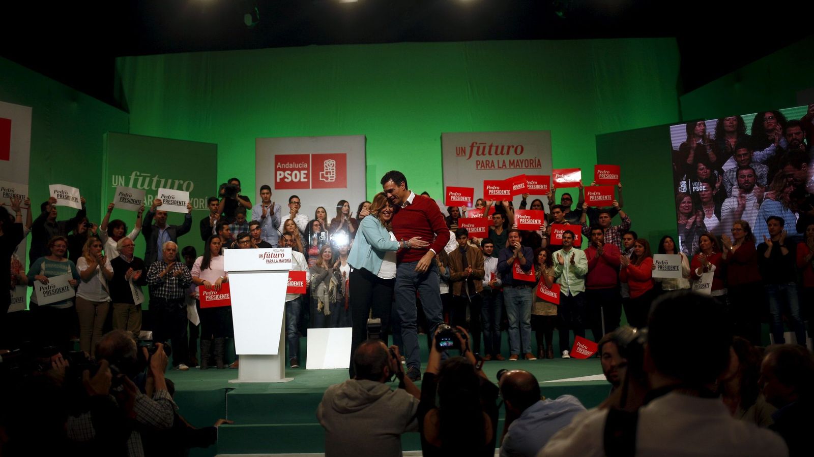 Foto: Susana Díaz y Pedro Sánchez, durante su último mitin de campaña juntos, el pasado 17 de diciembre en Torremolinos, Málaga. (Reuters)