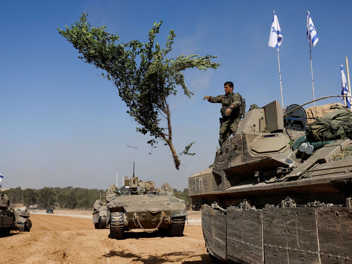 Foto: Un soldado israelí despeja un vehículo blindado de transporte de tropas (APC), cerca de la frontera de Israel, tras abandonar Gaza. (Reuters/Amir Cohen)