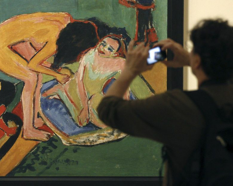 Un visitante durante la exposición de Gauguin. (EFE)