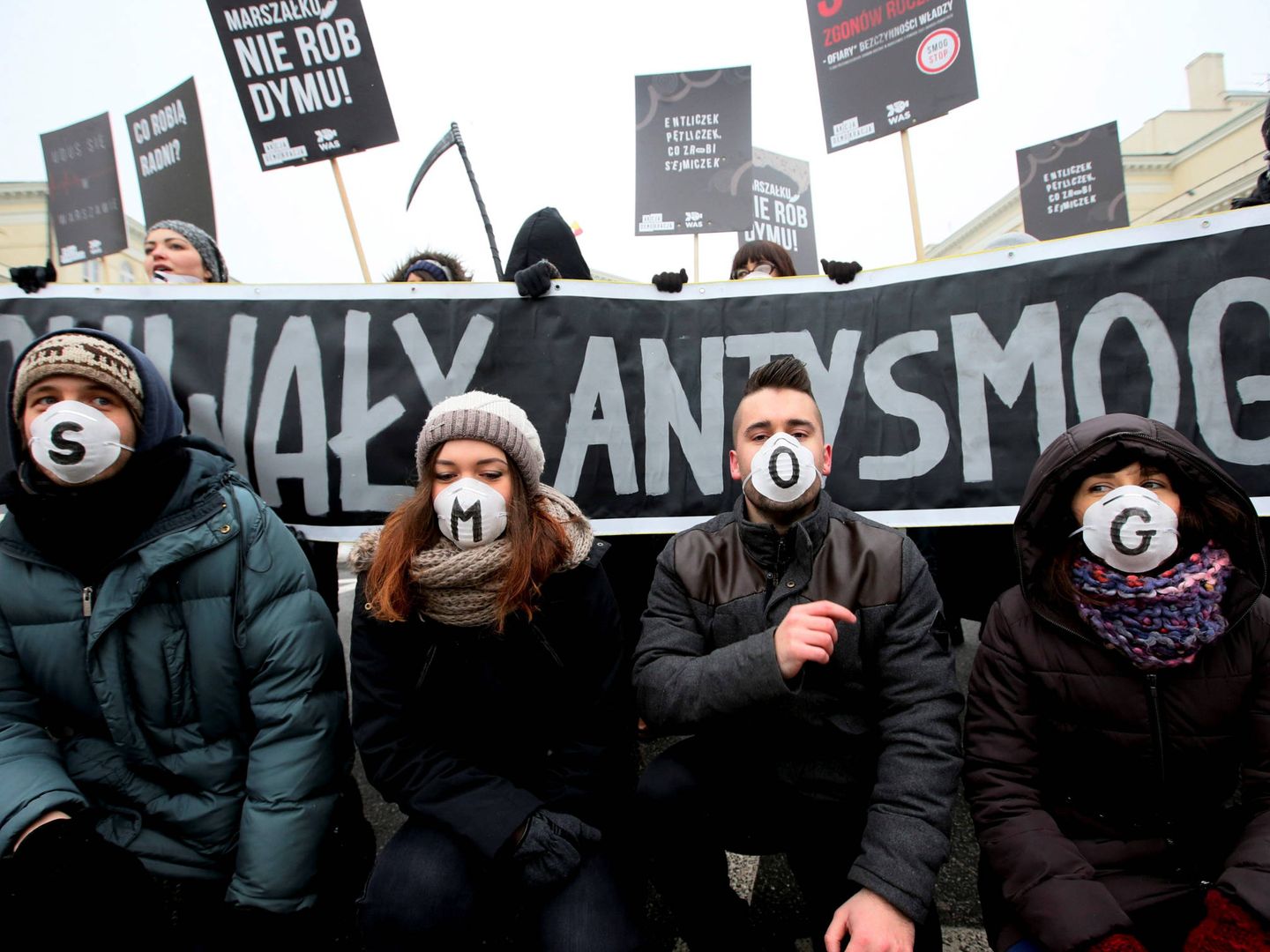 Protesta ciudadana exigiendo medidas para proteger a la población de la contaminación, en Varsovia. (Reuters)