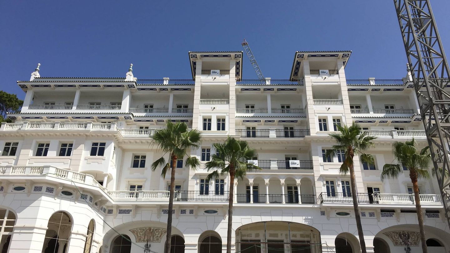 Fachada del Gran Hotel Miramar, durante sus obras, en julio de 2016. (A. R.)