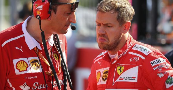 Foto: Vettel, hablando con un ingeniero de Ferrari en Suzuka. (EFE)