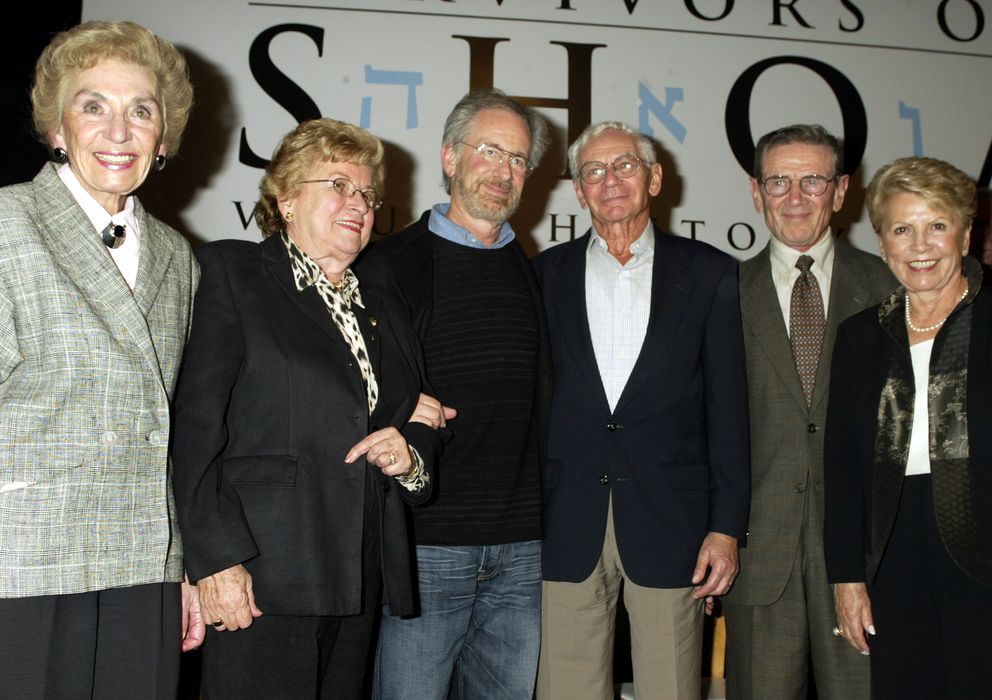 Foto: Leon Leyson, el segundo por la derecha, en el décimo aniversario de la película de Spielberg 'La lista de Schindler'. (Reuters)