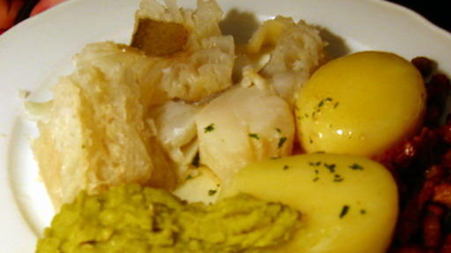 Un plato con lutefisk (lo blanco que está arriba, a la izquierda). (CC/Enno)